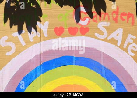 Œuvres d'art pour enfants pour soutenir et remercier le coronavirus NHS et les travailleurs clés du Camden Square Play Center, dans le nord de Londres, au Royaume-Uni Banque D'Images