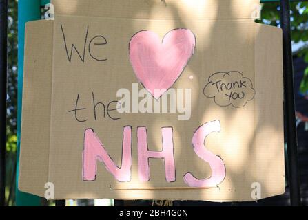 Œuvres d'art pour enfants pour soutenir et remercier le coronavirus NHS et les travailleurs clés du Camden Square Play Center, dans le nord de Londres, au Royaume-Uni Banque D'Images