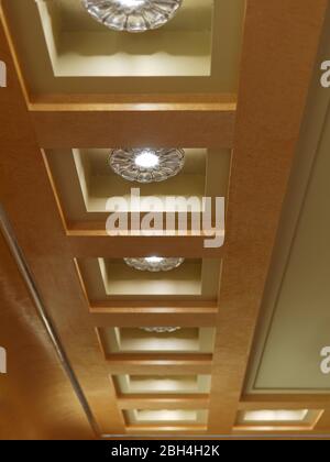 Gros plan sur le plafond de style Art déco avec lumières à la salle à manger, Eltham Palace, Londres, Royaume-Uni. Banque D'Images