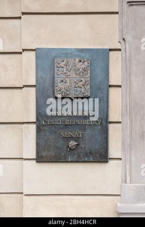 Prague, RÉPUBLIQUE TCHÈQUE - 17 août 2018: Plaque du Sénat de la République tchèque placée sur le mur du bâtiment. Banque D'Images