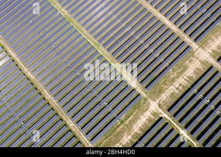 Vue aérienne abstraite d'un champ de cellules solaires PV dans une rangée nette sur la plaine Carrizo de Californie Banque D'Images