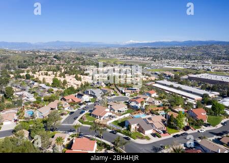 Vue aérienne au-dessus de Canyon Country, des rangées de maisons au nord de Los Angeles à Santa Clarita, Californie Banque D'Images