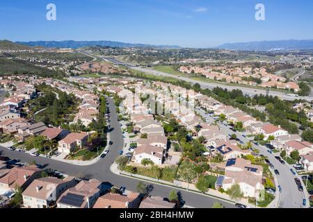 Vue aérienne au-dessus de Canyon Country, des rangées de maisons au nord de Los Angeles à Santa Clarita, Californie Banque D'Images