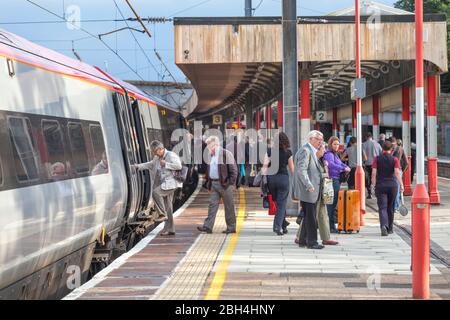 Les passagers du train s'embarquant et quittent un train Virgin Pendolino à la gare de Lancaster Banque D'Images