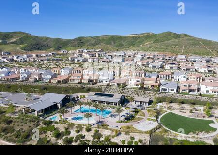 Vue aérienne au-dessus du quartier d'Aliento dans l'immense quartier de Santa Clarita, Californie Banque D'Images