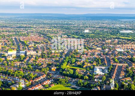 Vue aérienne à angle élevé depuis l'avion sur les banlieues de Londres au Royaume-Uni avec le quartier de Twickenham en été Banque D'Images