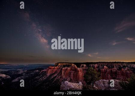 Ciel nocturne avec paysage sombre de la voie laiteuse dans le parc national de Bryce Canyon dans l'Utah, vue sur Pariah et vue panoramique sur les formations rocheuses Banque D'Images