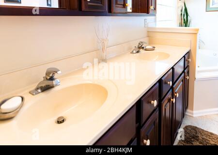 Salle de bains moderne neutre propre dans la maison, la maison ou l'appartement avec ses lavabos doubles et le savon avec des armoires de décoration de staging Banque D'Images