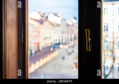 Lviv, Ukraine résumé vue floue de la ville historique ukrainienne dans la vieille ville place rynok en hiver sur le soleil jour coucher de soleil et marché de Noël Banque D'Images