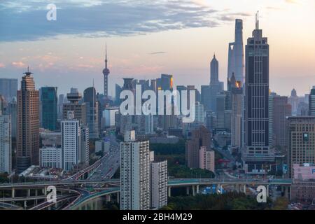 Vue sur les gratte-ciel de Shanghai au lever du soleil, Luwan, Shanghai, Chine Banque D'Images