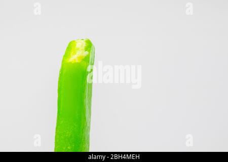 Main de l'homme tenant la crème glacée Popsicle citron goût sur fond blanc. Banque D'Images