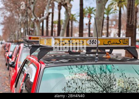 Fez, Maroc - 20 janvier 2019: Rangée de taxis rouges stationnés dans le centre ville. Banque D'Images