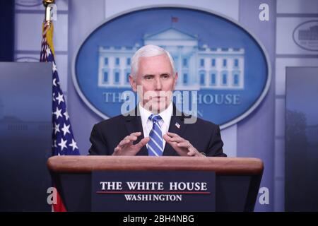 Washington, DC, États-Unis. 23 avril 2020. Le vice-président des États-Unis, Mike Pence, est joint par les membres du Groupe de travail sur le coronavirus pour faire des remarques sur la pandémie de COVID-19 dans la salle de presse James S. Brady de la Maison Blanche à Washington, DC, USA, 23 avril 2020.crédit: Michael Reynolds/Pool via CNP | usage international crédit: dpa/Alay Live News Banque D'Images
