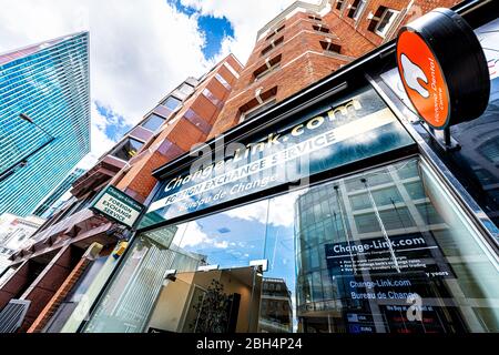 Londres, Royaume-Uni - 21 juin 2018 : centre-ville de Victoria avec architecture moderne sur la rue du pont Vauxhall, panneau extérieur à grand angle pour l'entrée Banque D'Images