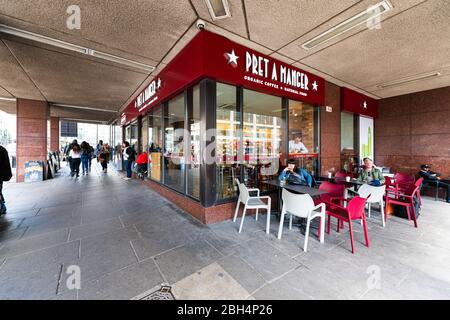 Londres, Royaume-Uni - 21 juin 2018 : Victoria Downtown City avec des personnes qui mangent à des tables près de Pett A Manger moderne café restaurant signe entrée Banque D'Images