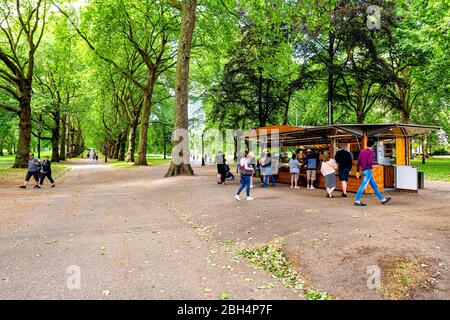 Londres, Royaume-Uni - 21 juin 2018 : parc vert de la capitale du Royaume-Uni en été avec des arbres et des gens qui achètent de la nourriture dans un café de restaurant vendeur près de Buckingham Banque D'Images