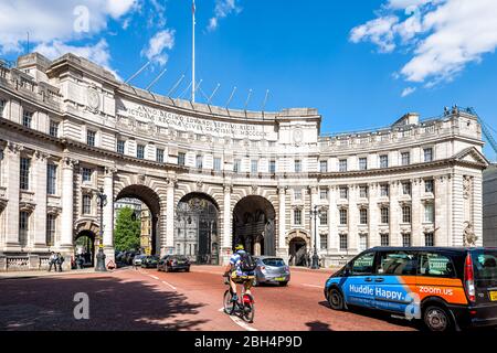 Londres, Royaume-Uni - 21 juin 2018 : rue de la route près de Trafalgar Square Buckingham Palace Admiralty Arch on Mall pendant la journée ensoleillée d'été avec la circulation Banque D'Images