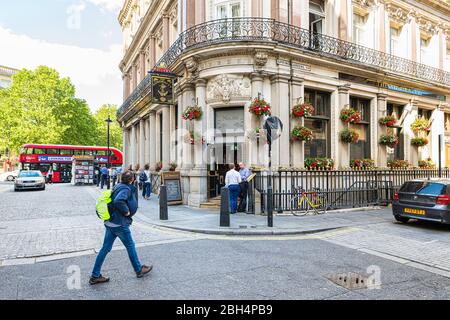Londres, Royaume-Uni - 21 juin 2018 : rue de la route près de Trafalgar Square Buckingham Palace Admiralty Arch en été avec bar pub et gens Banque D'Images