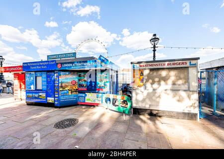 Londres, Royaume-Uni - 21 juin 2018 : bankment de la Tamise et signe pour une croisière sur les bateaux dans le stand stand kiosque avec personne le jour ensoleillé de l'été et vue sur Banque D'Images