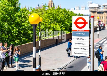 Londres, Royaume-Uni - 22 juin 2018 : vue sur l'arrêt Big bus avec les gens marchant sur le trottoir de rue et panneau d'information de direction à London Eye Banque D'Images