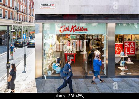 Londres, Royaume-Uni - 22 juin 2018 : route de la rue du cirque Piccadilly avec une architecture moderne au-dessus de la vue sur la rue et magasin de détail Cath Kidston Banque D'Images