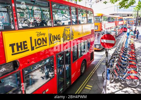 Londres, Royaume-Uni - 22 juin 2018 : angle aérien élevé au-dessus de la vue sur la rue à Lodnon pour les panneaux publicitaires pour Disney Lion King sur le bus rouge par un parking en rack à vélo dans s Banque D'Images