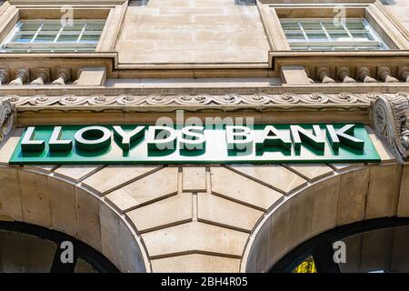 Londres, Royaume-Uni - 22 juin 2018 : vue en bas angle sur Lloyds Bank, inscrivez-vous au bureau de succursale de la ville avec une architecture historique Banque D'Images