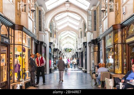 Londres, Royaume-Uni - 22 juin 2018 : magasin tunnel Burlington Arcade avec des gens dans le centre commercial sur la route de cirque Piccadilly au centre du centre-ville Banque D'Images