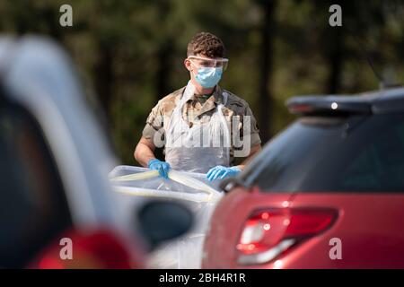 (200423) -- SOUTHPORT (GRANDE-BRETAGNE), 23 avril 2020 (Xinhua) -- UN militaire travaille dans une usine de test de COVID-19 à Southport, Grande-Bretagne, le 23 avril 2020. Jeudi matin, 138 078 personnes en Grande-Bretagne ont fait des tests positifs pour COVID-19, ce qui a marqué une augmentation quotidienne de 4 583 personnes, a déclaré jeudi le Département de la santé et des soins sociaux. (Photo de Jon Super/Xinhua) Banque D'Images