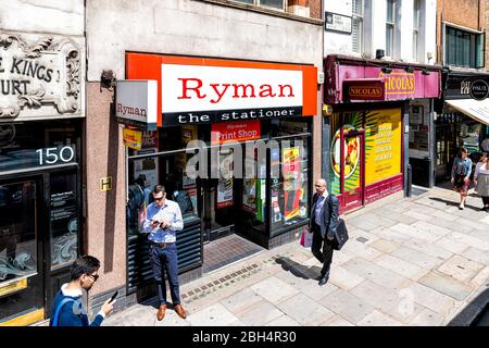 Londres, Royaume-Uni - 22 juin 2018 : le magasin de papeterie Ryman signe sur Fleet Street dans le centre-ville pendant la journée ensoleillée d'été au-dessus de la vue Banque D'Images