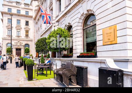 Londres, Royaume-Uni - 22 juin 2018 : signe pour l'hôtel Sofitel sur Pall Mall près de la rue Piccadilly de cirque dans le centre-ville avec drapeau et personnes assises Banque D'Images