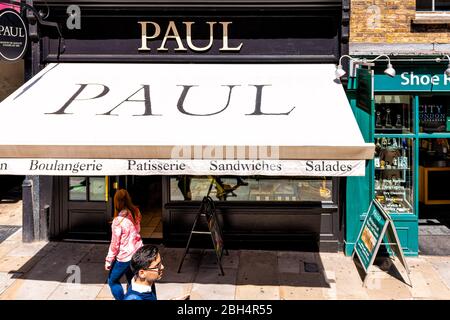 Londres, Royaume-Uni - 22 juin 2018 : le café-restaurant Paul boulangerie signe sur Fleet Street dans le centre-ville pendant la journée ensoleillée d'été au-dessus de la vue Banque D'Images