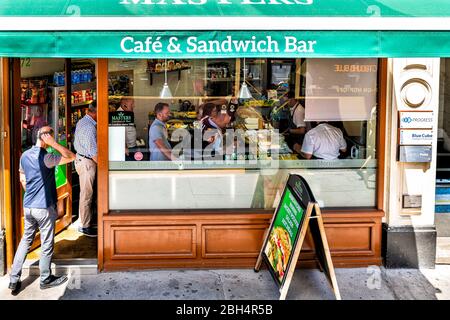 Londres, Royaume-Uni - 22 juin 2018 : le magasin de cafés-restaurants Masters sandwich bar signe sur Fleet Street dans le centre-ville pendant la journée d'été au-dessus de la vue Banque D'Images