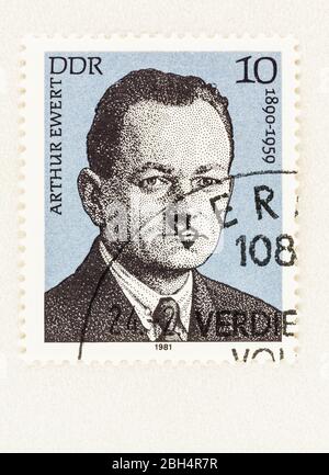 SEATTLE WASHINGTON - 21 avril 2020 : timbre-poste de DDR 1920, Allemagne de l'est, avec le portrait d'Arthur Ewert, un militant politique communiste. Banque D'Images
