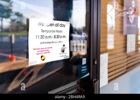 Herndon, États-Unis - 9 avril 2020: Virginia Fairfax County avec panneau et entrée pour les hommes et le bol à riz restaurant asiatique et prendre et sortir du Banque D'Images
