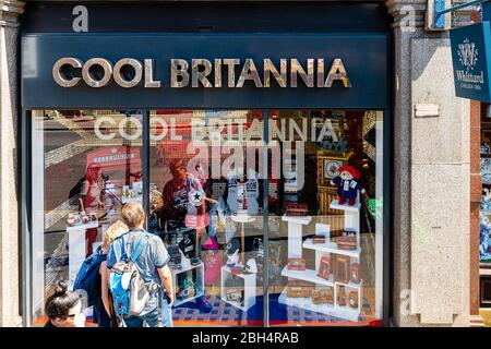 Londres, Royaume-Uni - 22 juin 2018 : une boutique de cadeaux Britannia fraîche affiche sur Buckingham Palace Road Street dans le centre-ville pendant la journée d'été au-dessus de la vue Banque D'Images