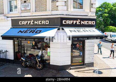 Londres, Royaume-Uni - 22 juin 2018 : quartier du quartier du sud de Kensington avec le panneau Caffe Nero express pour le café-restaurant pendant la journée d'été au-dessus de la vue Banque D'Images