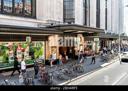 Londres, Royaume-Uni - 22 juin 2018 : Kensington High Street Road by Hyde Park avec panneau d'entrée de la épicerie Whole Foods Market pendant la journée d'été avec p Banque D'Images