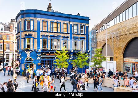 Londres, Royaume-Uni - 22 juin 2018 : de nombreuses personnes près de London Bridge Street Road, au centre de la ville d'Angleterre, au pub Arms Banque D'Images