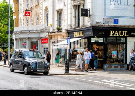 Londres, Royaume-Uni - 23 juin 2018 : quartier royal de Chelsea Street et extérieur du bâtiment et des trottoirs de personnes en taxi noir et panneau pour P Banque D'Images