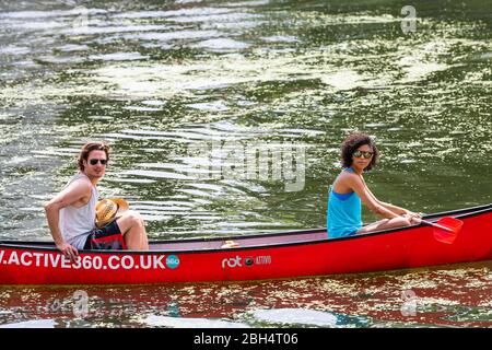 Londres, Royaume-Uni - 24 juin 2018 : les bateaux de canal de la région de Little Venice Italie durant la journée estivale ensoleillée et les gens en canoë-barque Banque D'Images