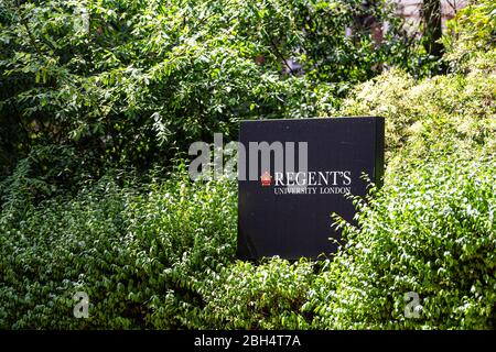 Londres, Royaume-Uni - 24 juin 2018 : Regent's Park en été avec le panneau de l'Université et l'entrée à l'université et personne Banque D'Images