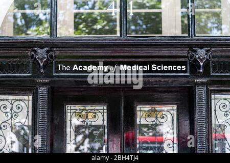 Londres, Royaume-Uni - 24 juin 2018 : extérieur du bâtiment et clôture de la academy of Medical sciences sur la rue Portland place Banque D'Images