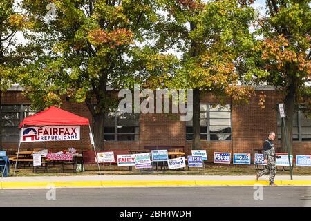 Herndon, États-Unis - 5 novembre 2019: Bureau de vote du lycée avec la route et Fairfax Républicains stand avec les gens marchant Banque D'Images