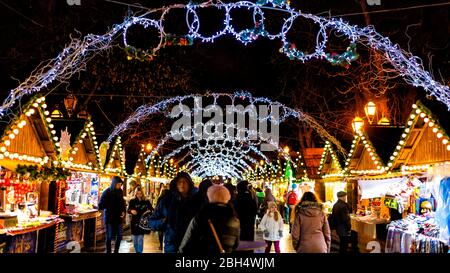 Lviv, Ukraine - 27 décembre 2019: Ville historique de Lvov ukrainien dans la vieille ville avec des gens marchant à travers les vendeurs de rules de marché de Noël Banque D'Images