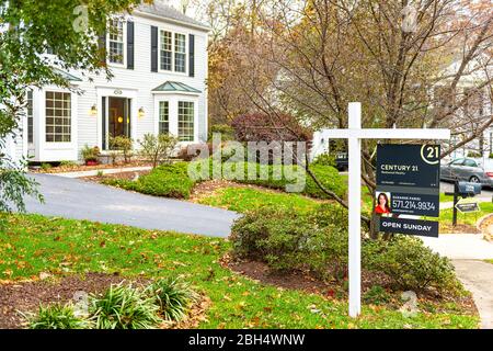 Herndon, États-Unis - 10 novembre 2019: Maison ouverte dimanche immobilier maison acheteur signe devant la rue de l'allée de maison dans le comté de Fairfax, voisin de Virginie Banque D'Images