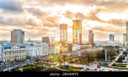 Vue aérienne sur Varsovie, Pologne panorama urbain panorama au coucher du soleil avec soleil couchant derrière le gratte-ciel du bâtiment Samsung moderne, vieille ville historique A. Banque D'Images