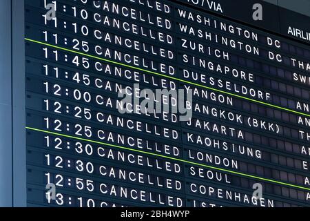 Carte d'information de vol d'aéroport montrant tous les vols annulés. Concept d'événements extraodinaux tels que le terrorisme, les pandémies, les émeutes, les grèves, s Banque D'Images