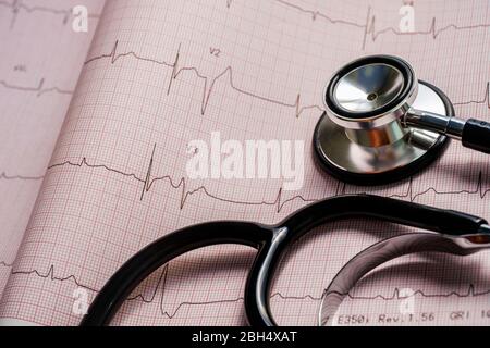 Stéthoscope sur électrocardiogramme Banque D'Images