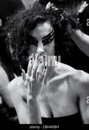 New York, NY - 09 février 2020: Un modèle prépare le backstage pour le spectacle de mode de l'automne Namilia hiver 2020 pendant la semaine de la mode de New York Banque D'Images
